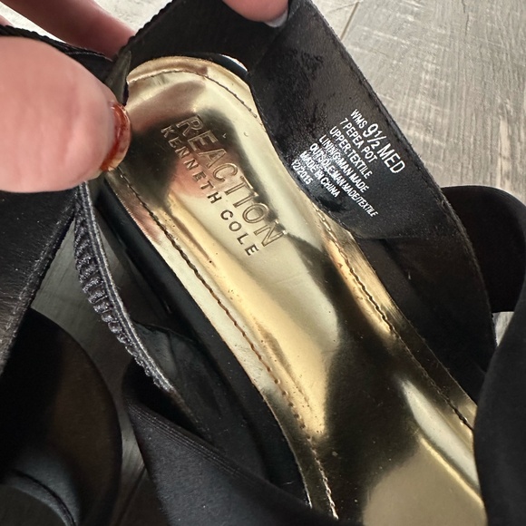 Kenneth Cole Reaction Women’s Shoes - Size 9.5 Black and Gold Minimalist - Picture 3 of 6